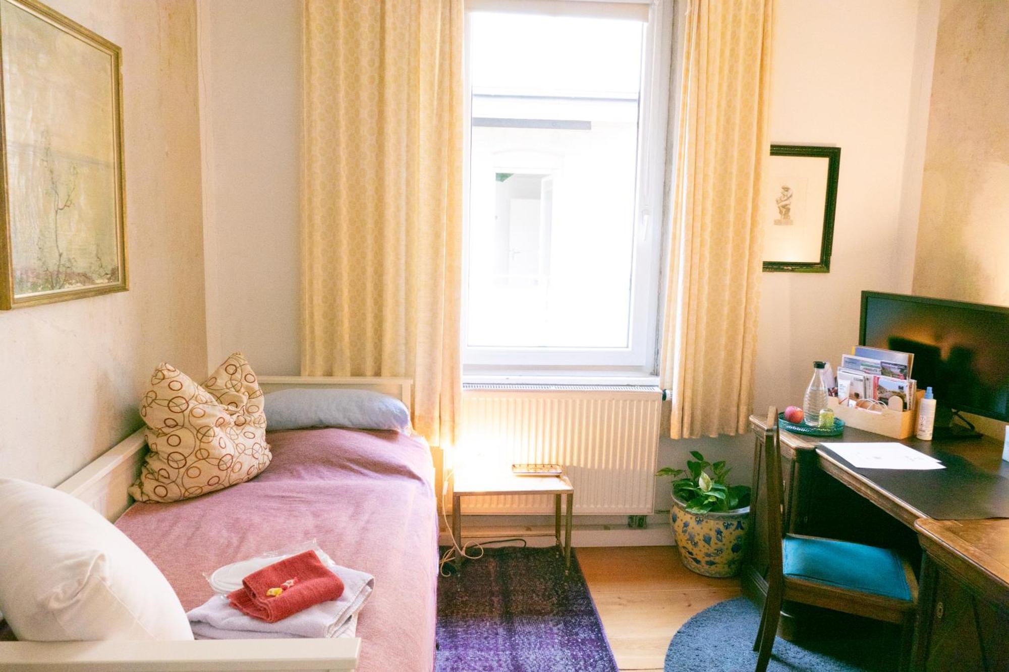 Zimmer In Kuenstlerwohnung Estugarda Exterior foto
